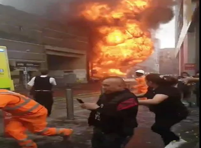 Grande explosão atinge estação de metrô de Londres