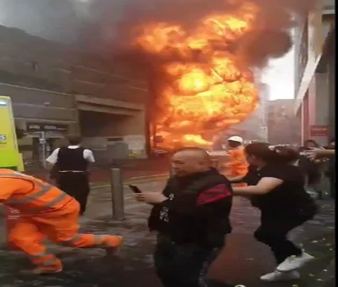 Grande explosão atinge estação de metrô de Londres