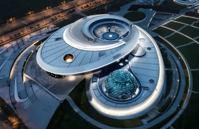 China inaugura museu gigante inspirado em órbitas e geometria do universo