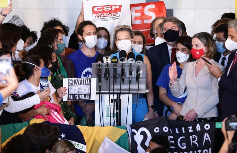 Partidos, entidades e políticos protocolam ‘superpedido’ de impeachment de Bolsonaro