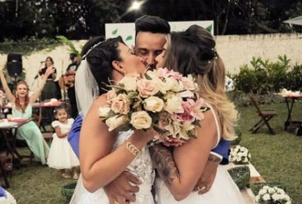 Conheça o trisal que viralizou após exibir live de casamento a três