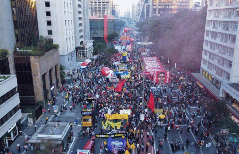 Manifestação contra Jair Bolsonaro fecha Avenida Paulista, em SP, neste sábado