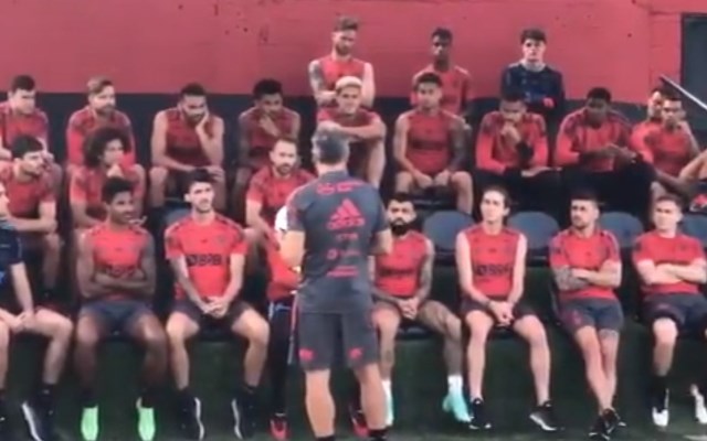 Renato Gaúcho conversa com jogadores antes de primeiro treino à frente do Flamengo