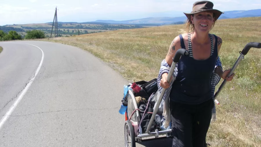 Americana deu volta ao mundo a pé e enfrentou de dengue a estupro na viagem…