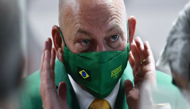 Hang vira piada nas redes após ser chamado de “bobo da corte”