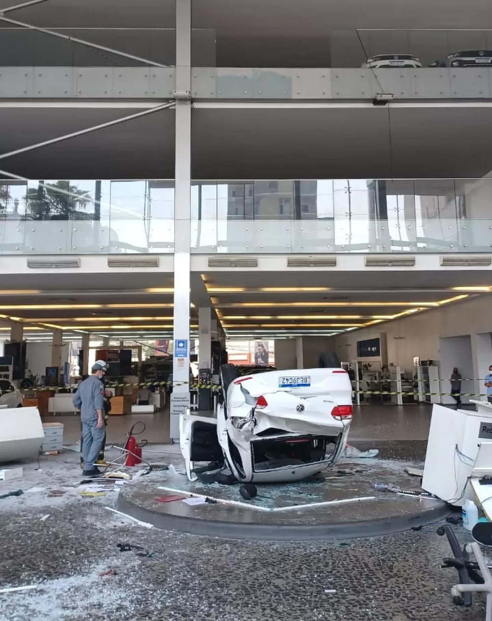 Acidente em concessionária de veículos deixa três feridos em São Paulo