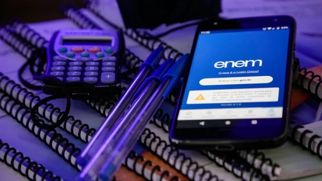 Em meio a polêmicas, Enem começa em todo o país