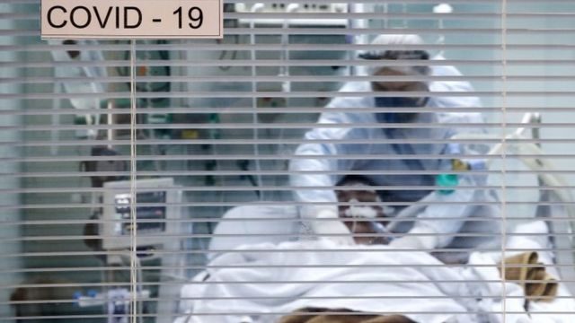 Covid: novo pico em casos pega profissionais de saúde esgotados e desamparados